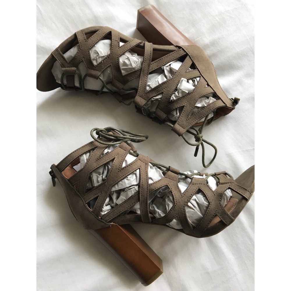💠NWT Olive Bamboo Lace up chunky Heel💠